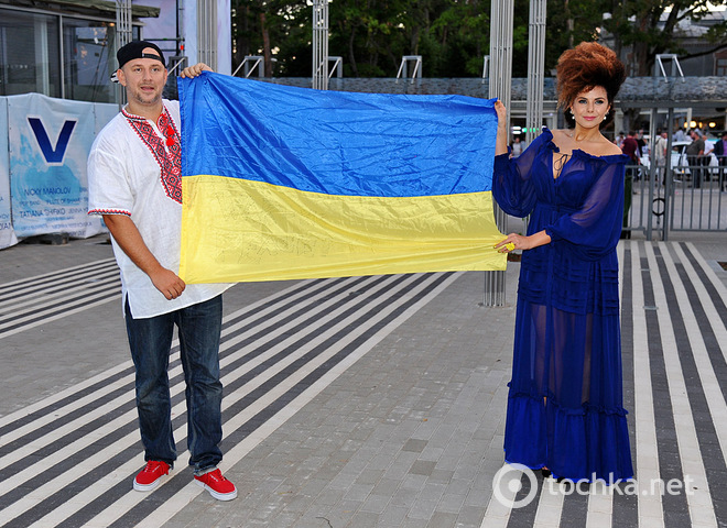 Потап и Настя Каменских с украинским флагом