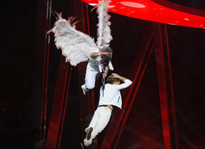 Билана спустил на сцену ангел, а румынская певица едва не упала во время выступления 