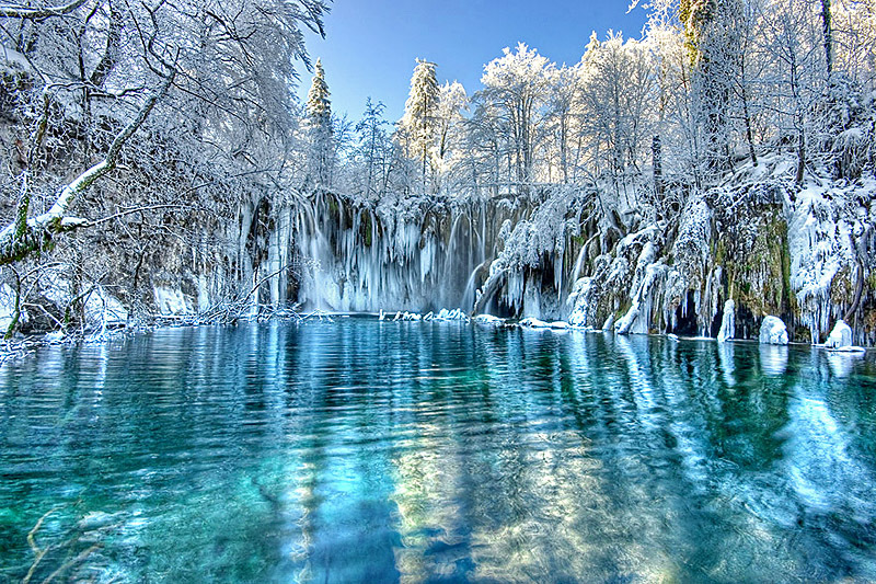 Дивовижні замерзлі водоспади