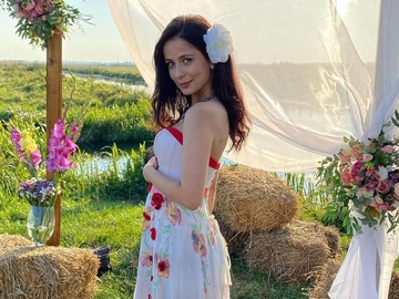 Зірка «Скаженого весілля» Поліна Василина засвітила у Мережі своє фото у паспорті