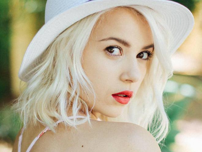 Мика Ньютон на золотом глобусе