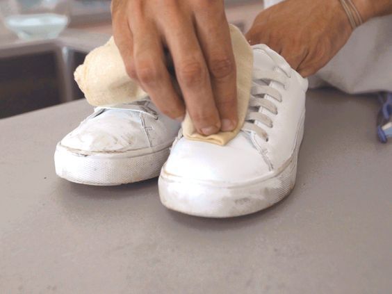 Як прати білі кросівки