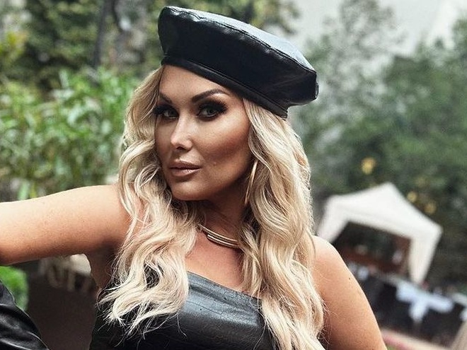 Бужинська показала бюст у Німеччині й написала про стосунки