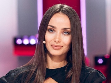 Мішина показала фото з Дубая в купальнику й написала про воду за 5 доларів