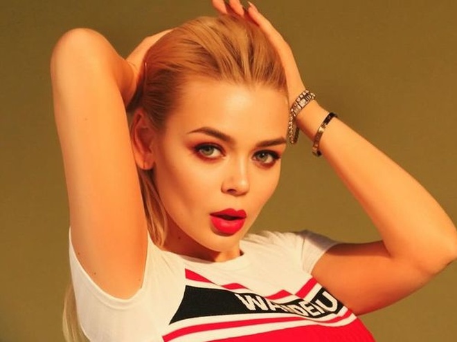 Гросу нагадала фанам, який вигляд мала у 18 років із темним волоссям