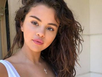 Селена Гомес показала формулу красивого макіяжу губ на літо 2023