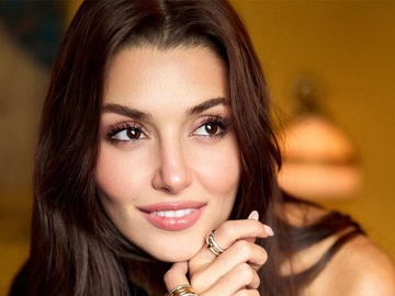 Турецьку акторку Ханде Ерчел затримали в аеропорту після ордера на її арешт