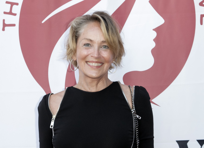 «До літа готова»: 65-річна Шерон Стоун зробила фото у купальнику