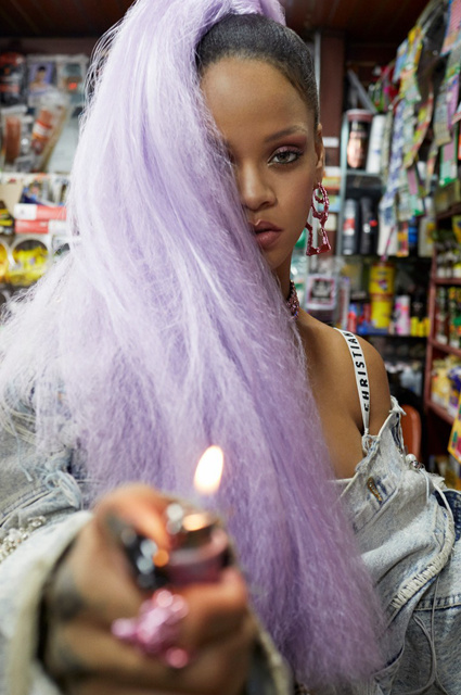 Користувачів Мережі здивувала провокаційна фотосесія Ріанни у супермаркеті