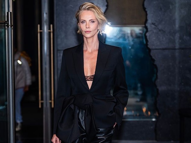 Сміливий образ: Шарліз Терон з'явилася топлес на прем'єрі фільму