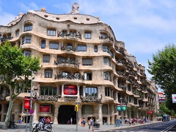 Дом Ла Педрера: что стоит посмотреть в Барселоне