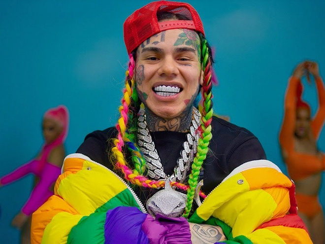 На репера 6ix9ine напали в душі спортзали - відео