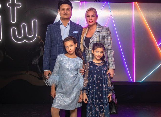 Камалия с мужем и дочками