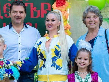 «Пішли до школи на батьківщині свого тата»: Бужинська відвела дітей-двійнят у перший клас у Болгарії