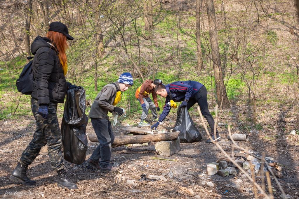 Киевляне устроили пробежку с мусорными пакетами