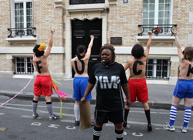 Французские FEMEN требовали от посла Украины защитить украинок от "секс-маньяков"