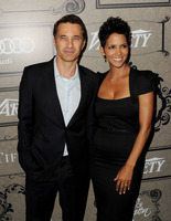 Холли Бери вышла замуж