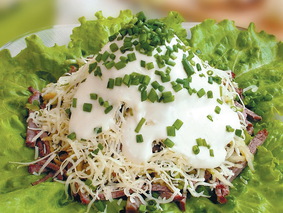 Салат мясной с сыром и яблоками