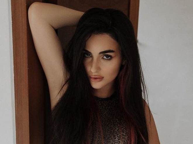 Трінчер показала відверте фото, яке в неї стоїть на заставці телефону