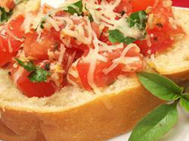 Утреннее: брускетта с красной икрой, томатами и ароматные блины!