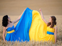 Девушки и украинский флаг