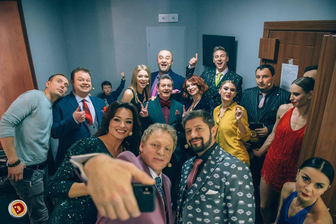 Архивные фото Виктории Булитко с друзьями: как выглядела актриса в юности