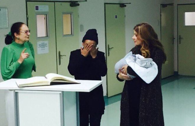 MONATIK з дружиною Іриною у пологовому будинку