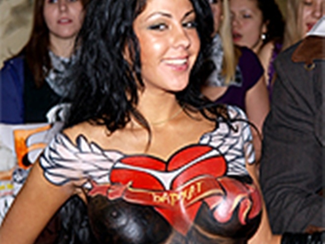 Порнозвезда и участница проекта "Дом 2" Елена Беркова решила сэкономить на платье, разрисовав тело  разноцветными красками