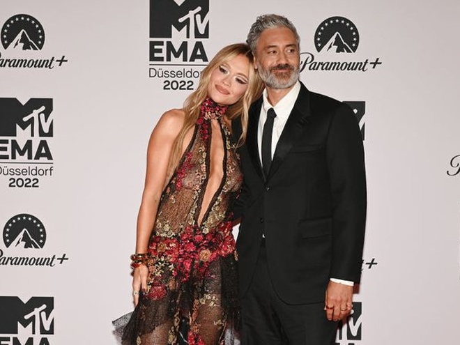 З величезним смарагдом: Рита Ора вперше показала свою обручку