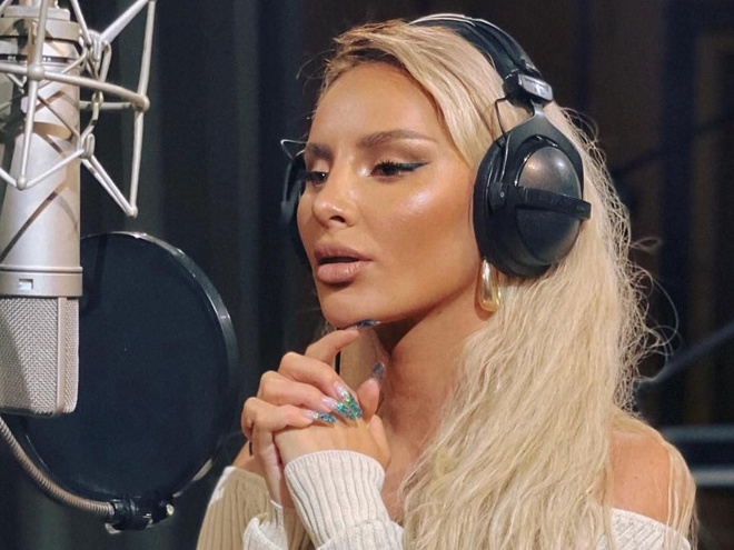 "Навіть Лорак таким не займалася": Зрадниця Asti висміяла українську мову