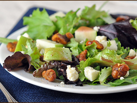 Зеленый салат с яблоками