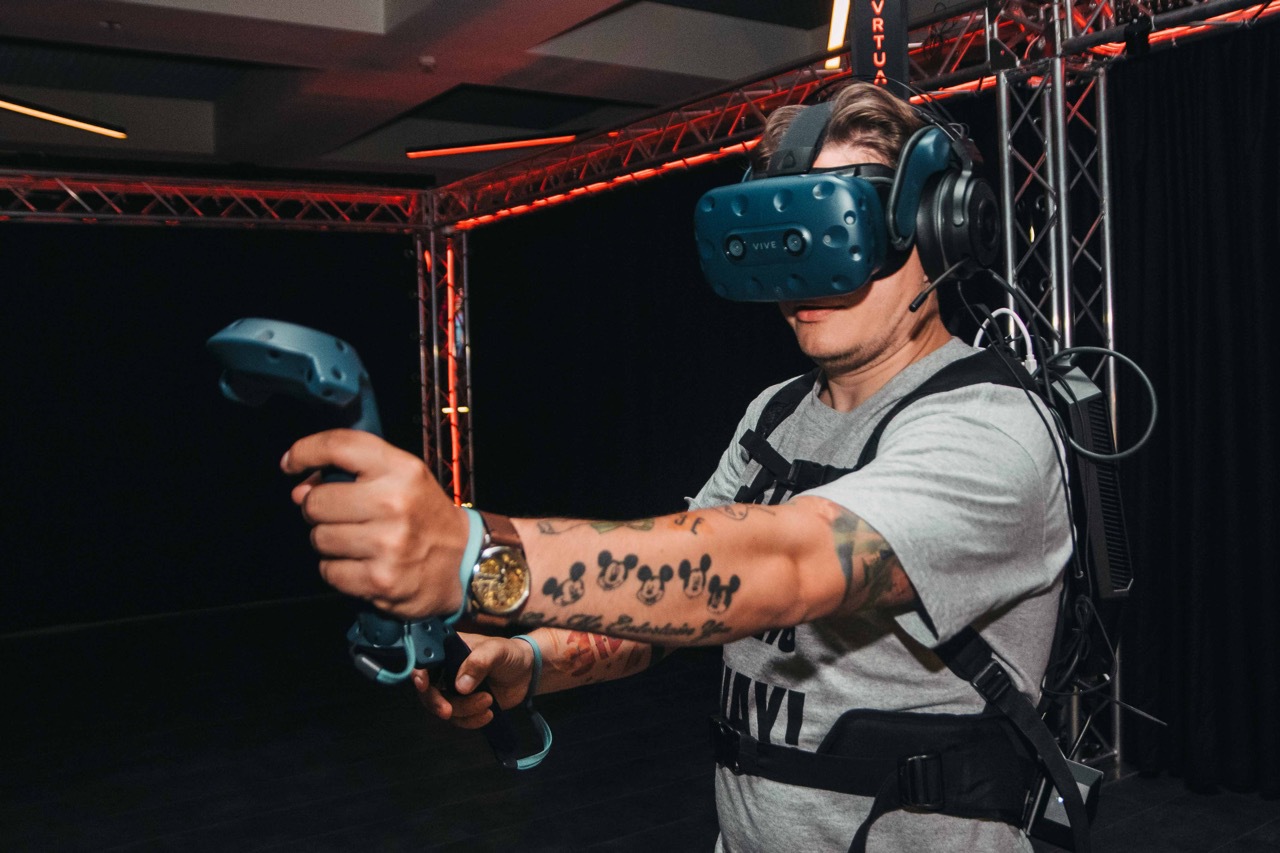 В Киеве прошла селебритиз-презентация игры RevolVR "Дикий запад"