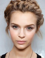 Как визуально увеличить глаза в нюдовом макияже