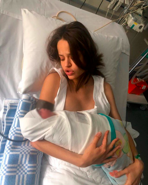 Сюзанна Варнина с новорождённой дочерью