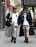 Кроссовки с платьем: как носить Кроссовки с платьем: как носить