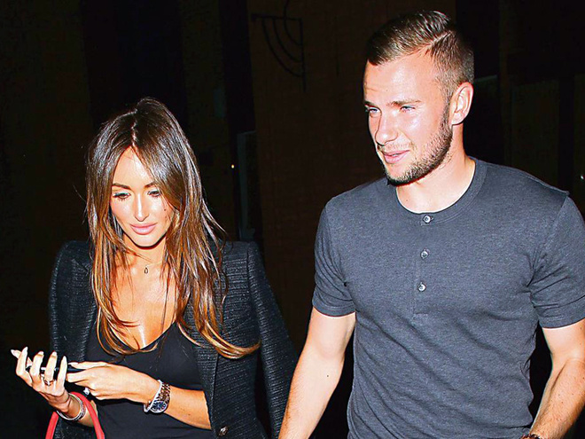 Известному футболисту Тому Клевери и его супруге угрожали битами