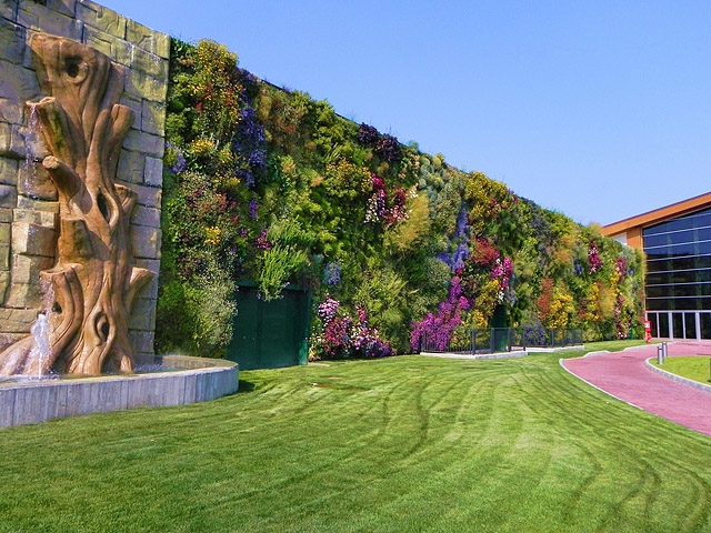 Дивовижні висячі сади. Семіраміда позаздрила б: сад в торговому центрі Fiordaliso, Італія