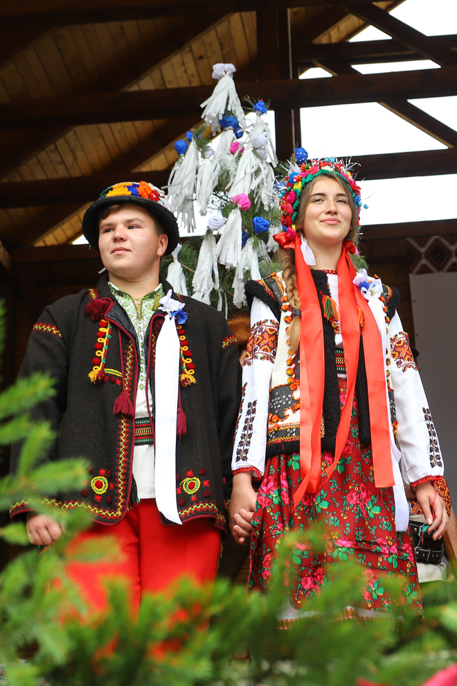 Сбор молодой и танцы с деревцем: как проходит традиционная гуцульская свадьба