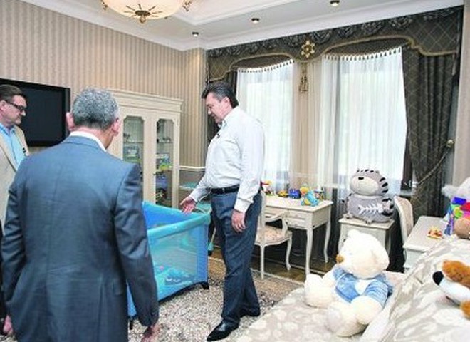 Янукович показывает журналистам Межигорье