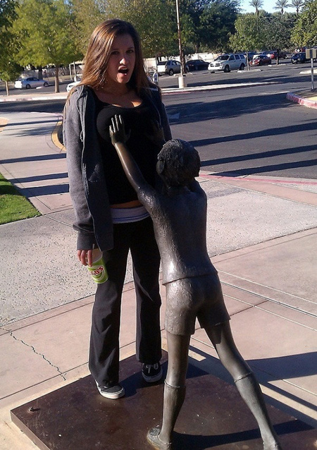 ТОП 9 прикольных снимков со статуями