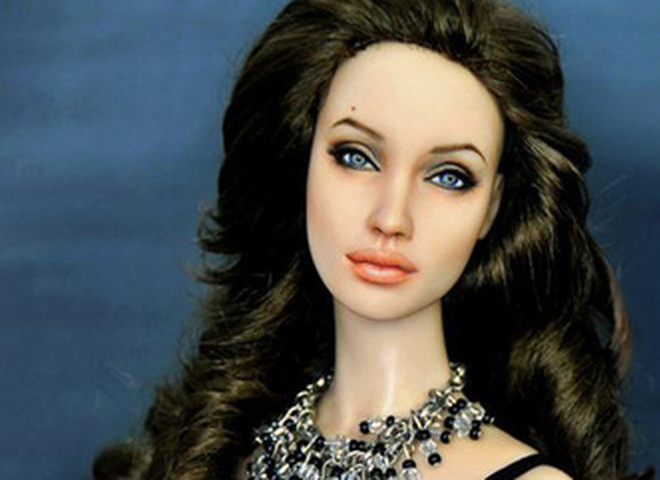 Кукла-двойняшка Анджелины Джоли 