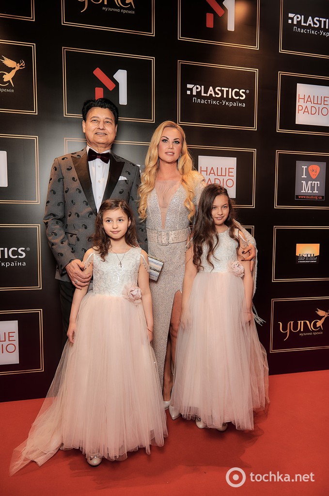Камалия с мужем Мохаммадом Захуром и дочками на YUNA-2021