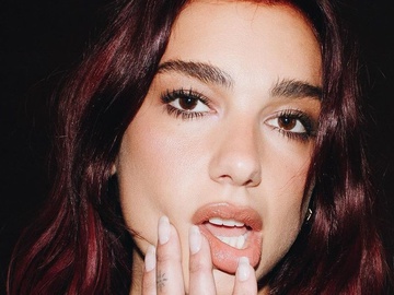 Дуа Ліпа показала зблизька ефектну декольтовану сукню з Ґреммі