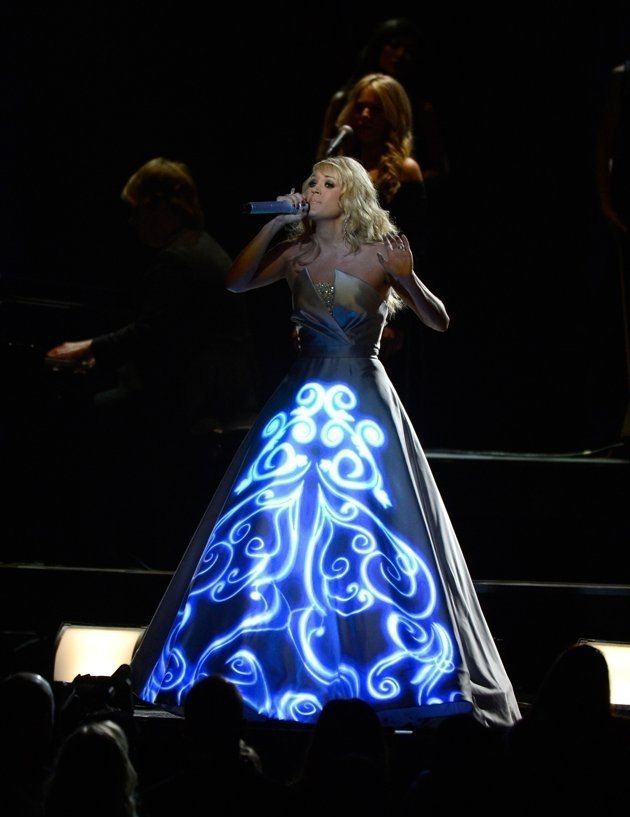 Біла сукня з відеопроекцією