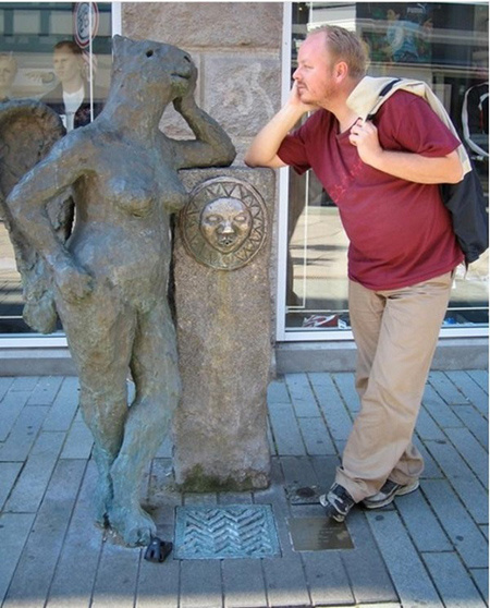 ТОП 9 прикольных снимков со статуями