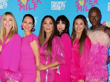 Ексдружина Віталія Кличка у рожевій сукні засвітилася на презентації книги про «Супермілфу»