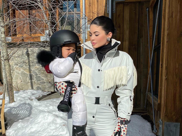 Відео дня: дворічна дочка Кайлі Дженнер їздить на сноуборді