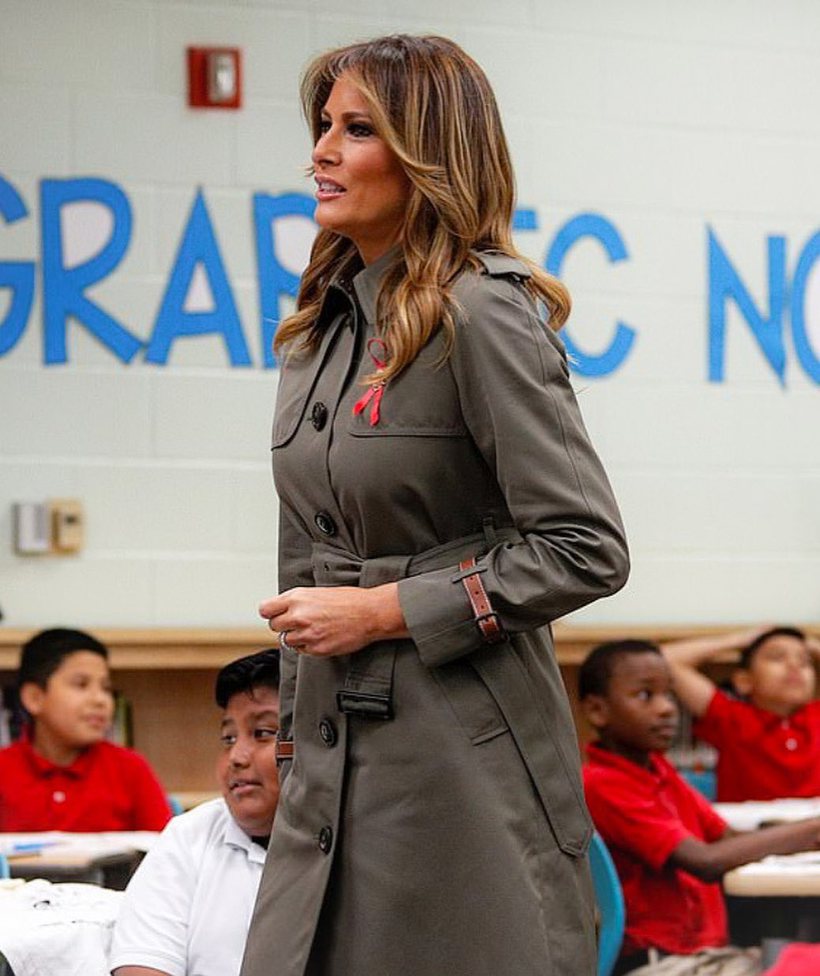 Меланія Трамп в плащі Coach