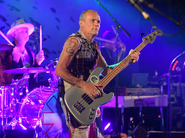 Басист Red Hot Chili Peppers женился
