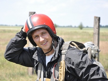 Александр Педан прыгнул с парашютом